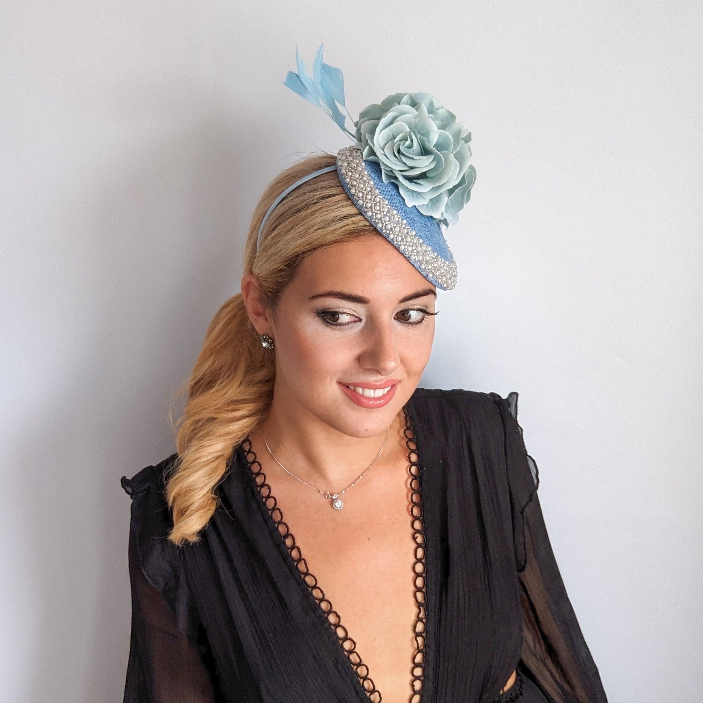 Cappello fascinator in raso di pizzo con piume blu navy