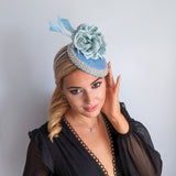 Cappello fascinator in raso di pizzo con piume blu navy