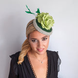 Cappello fascinator in raso di pizzo con piume blu navy