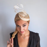 Cappello fascinator con piume di cristallo oro champagne