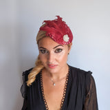 Cappello fascinator in raso di piume di cristallo rosso nero