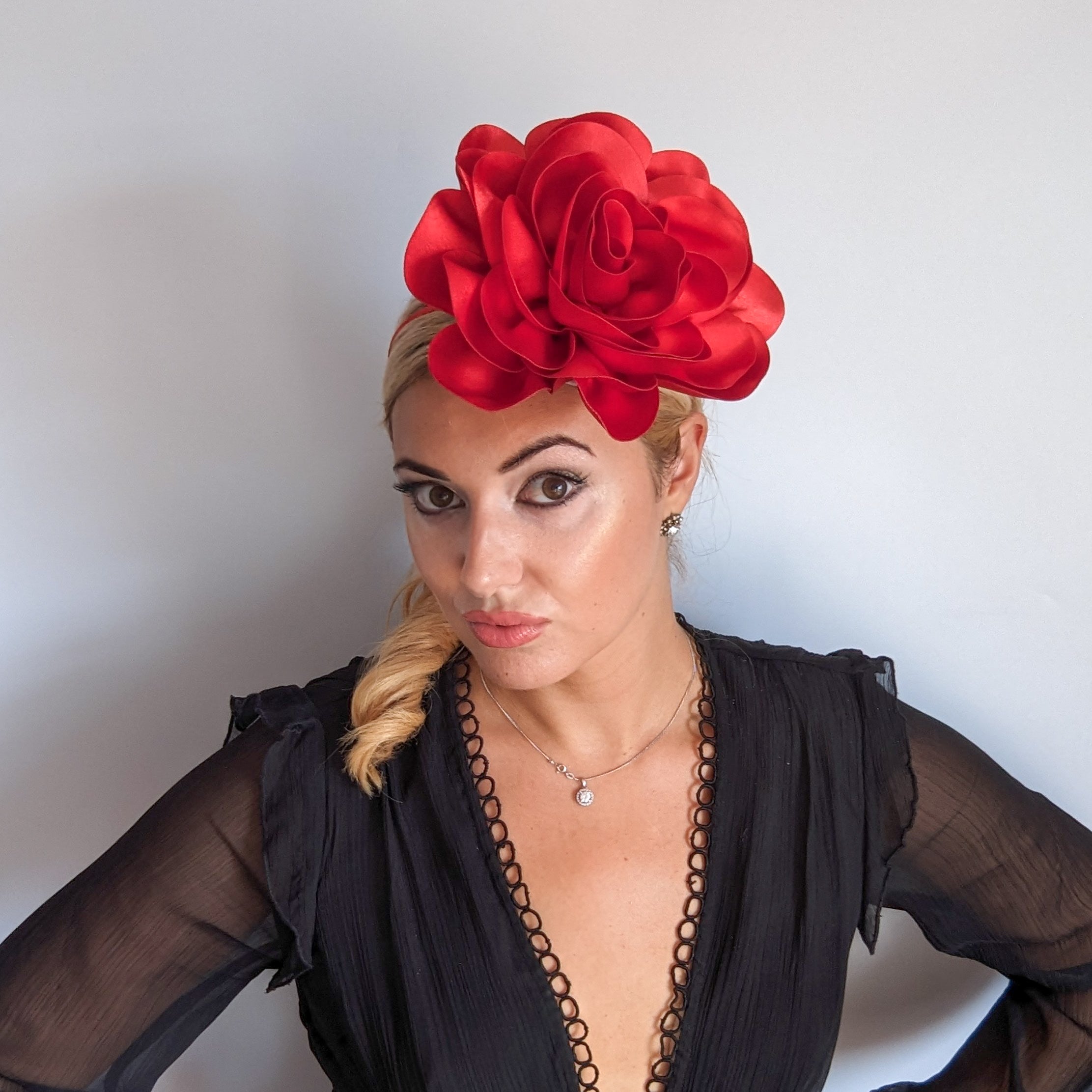 Cappello grande fascinator rosa in raso rosso