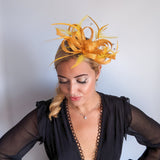 Cappello fascinator di piume di cristallo giallo senape