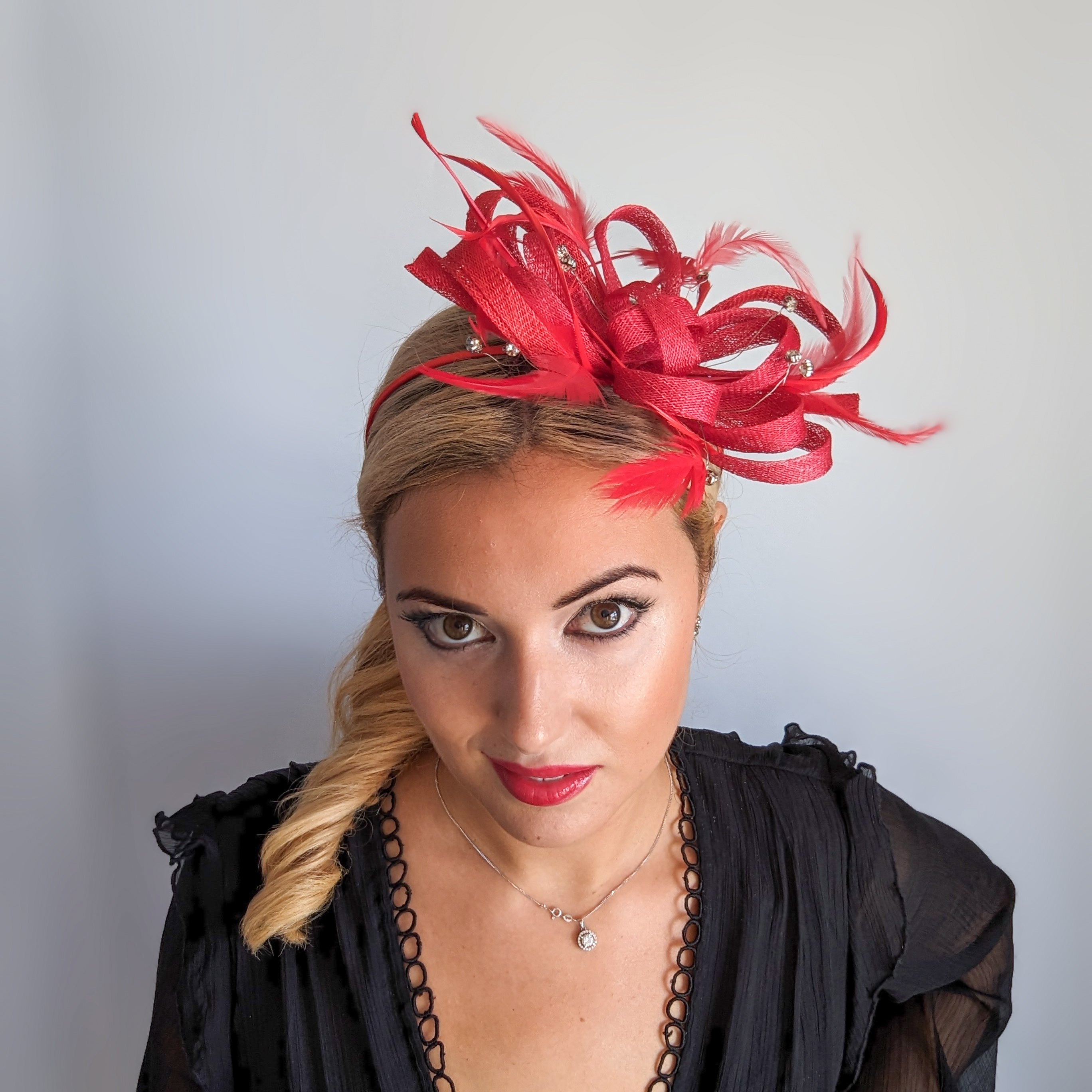 Cappello fascinator di piume di cristallo rosso