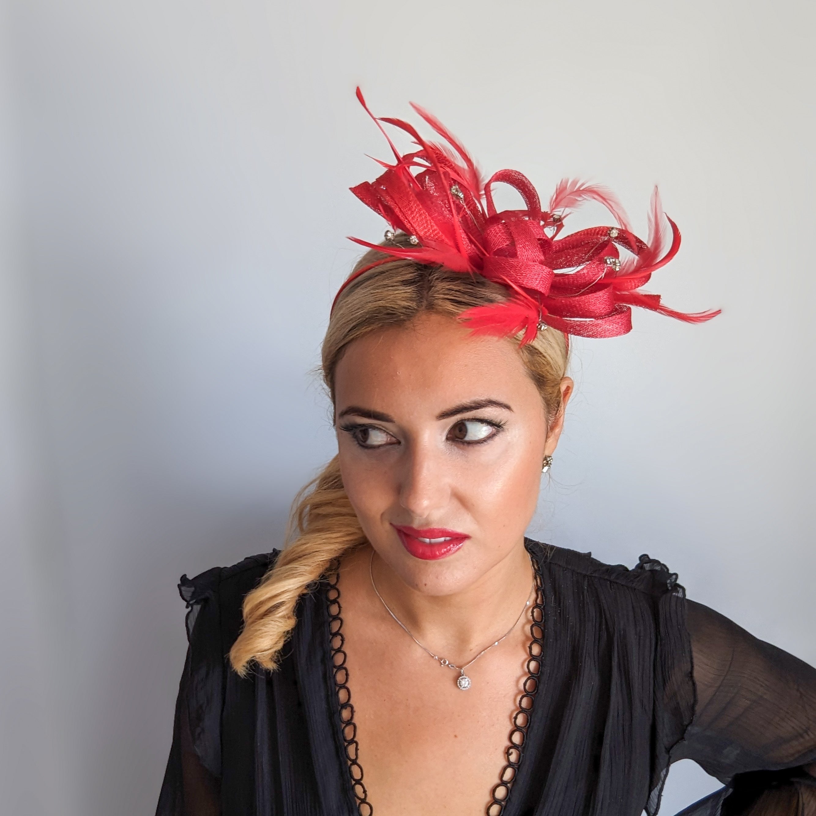 Cappello fascinator di piume di cristallo rosso