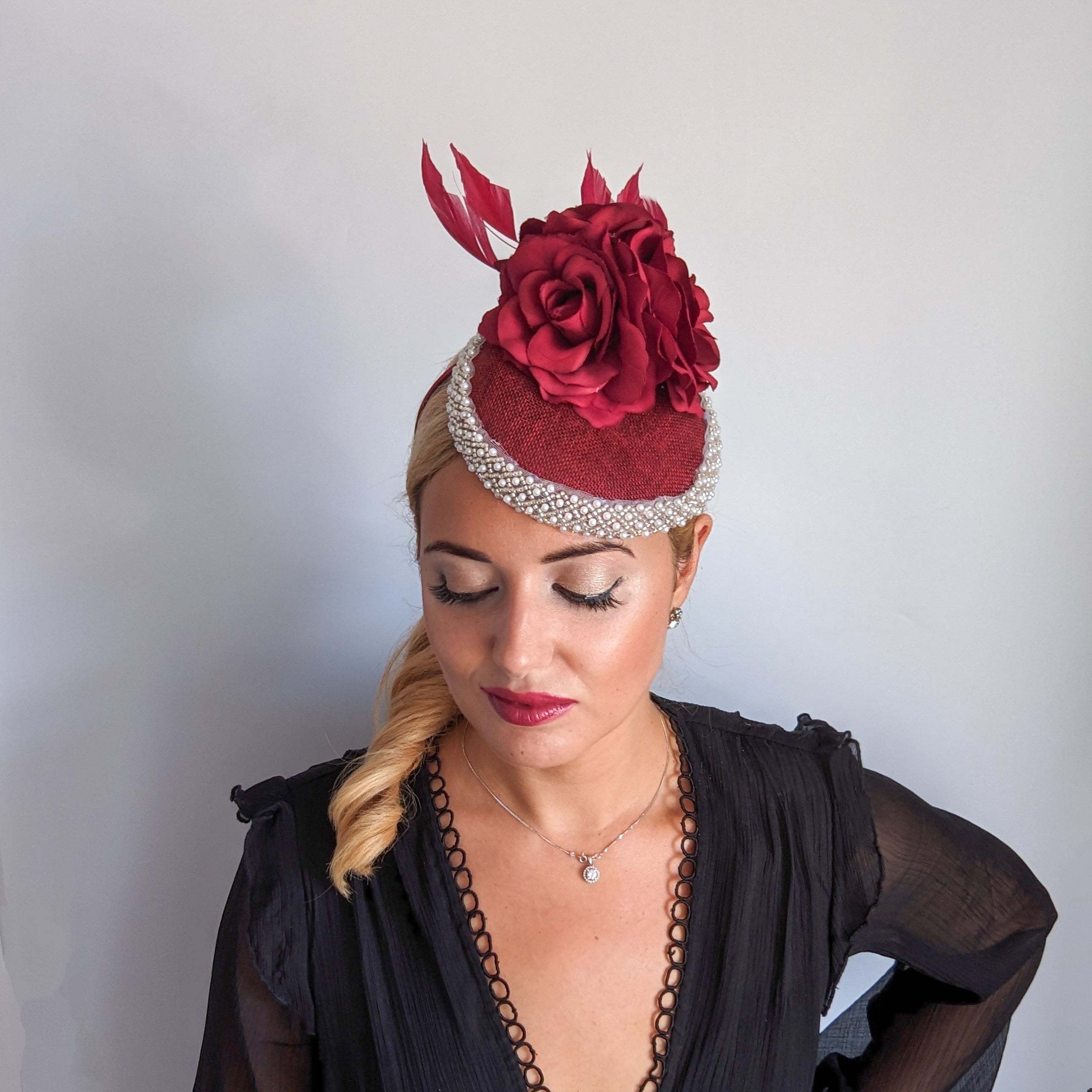 Cappello fascinator in raso di pizzo con piume blu navy