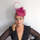 Cappello fascinator in raso di pizzo con piume blu navy