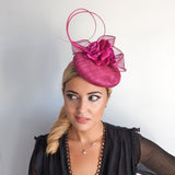 Cappello fascinator in raso di pizzo con piume blu navy