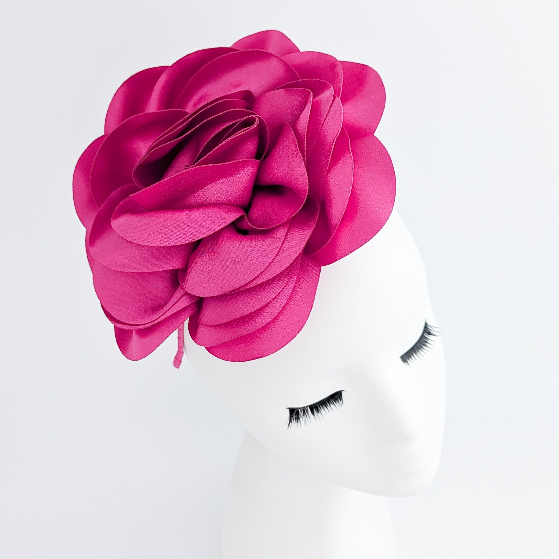 Cappello grande fascinator rosa rosa fucsia