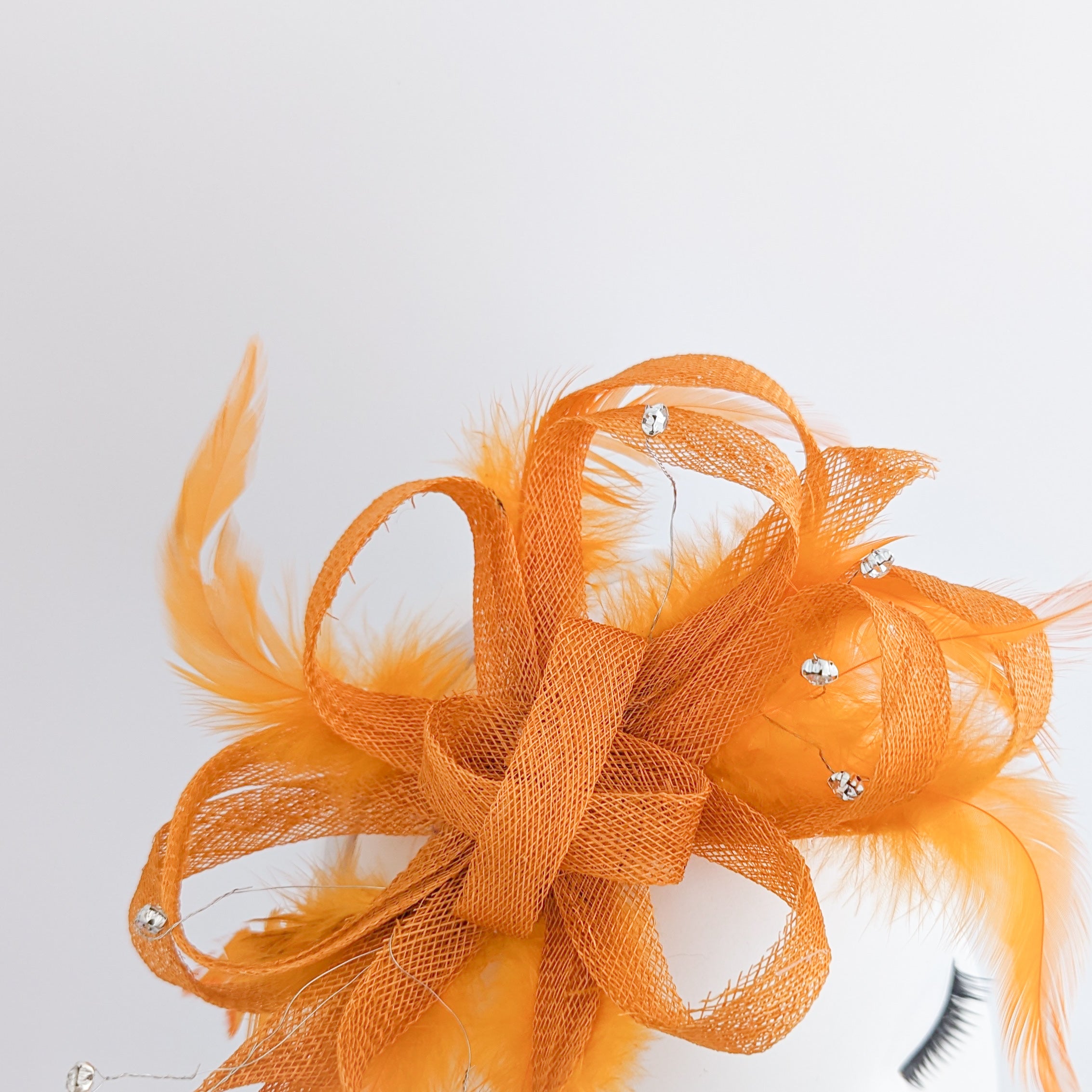 Cappello fascinator di piume di cristallo arancione