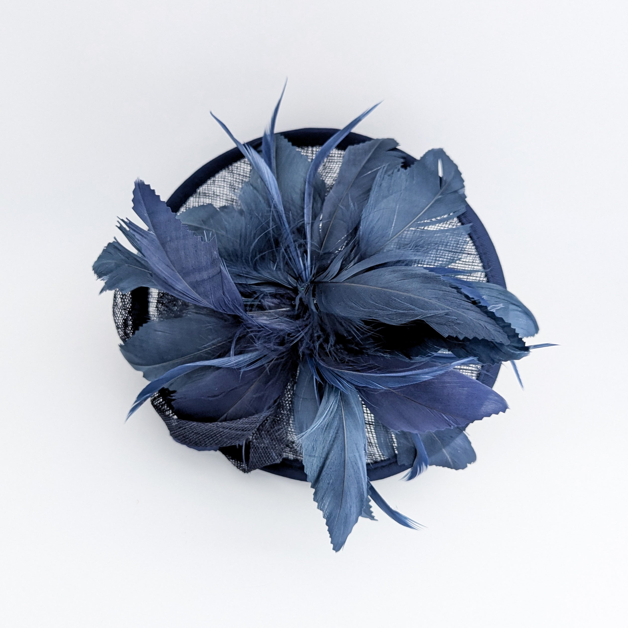 Cappello fascinator disco piuma blu navy