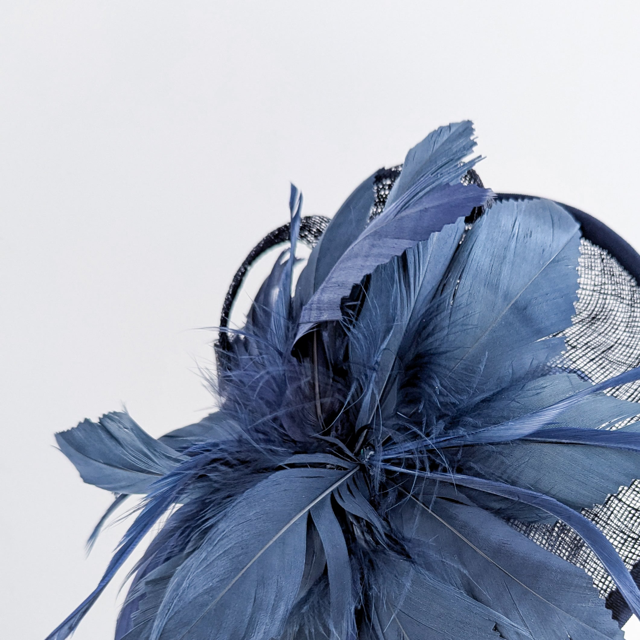 Cappello fascinator disco piuma blu navy