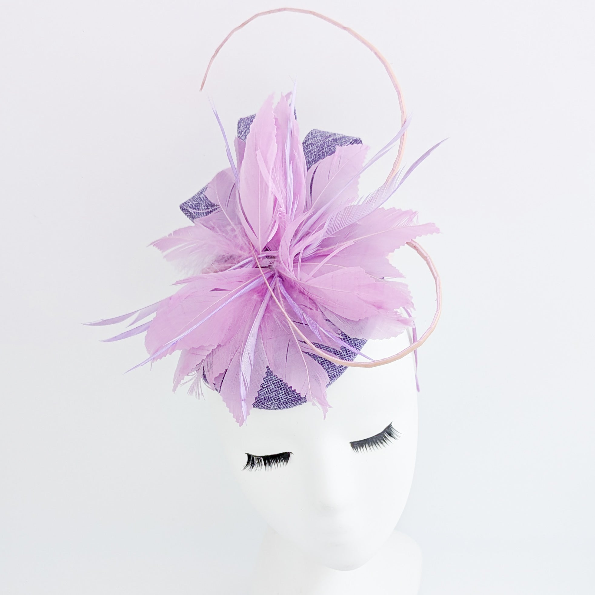 Cappello fascinator con piume di corallo