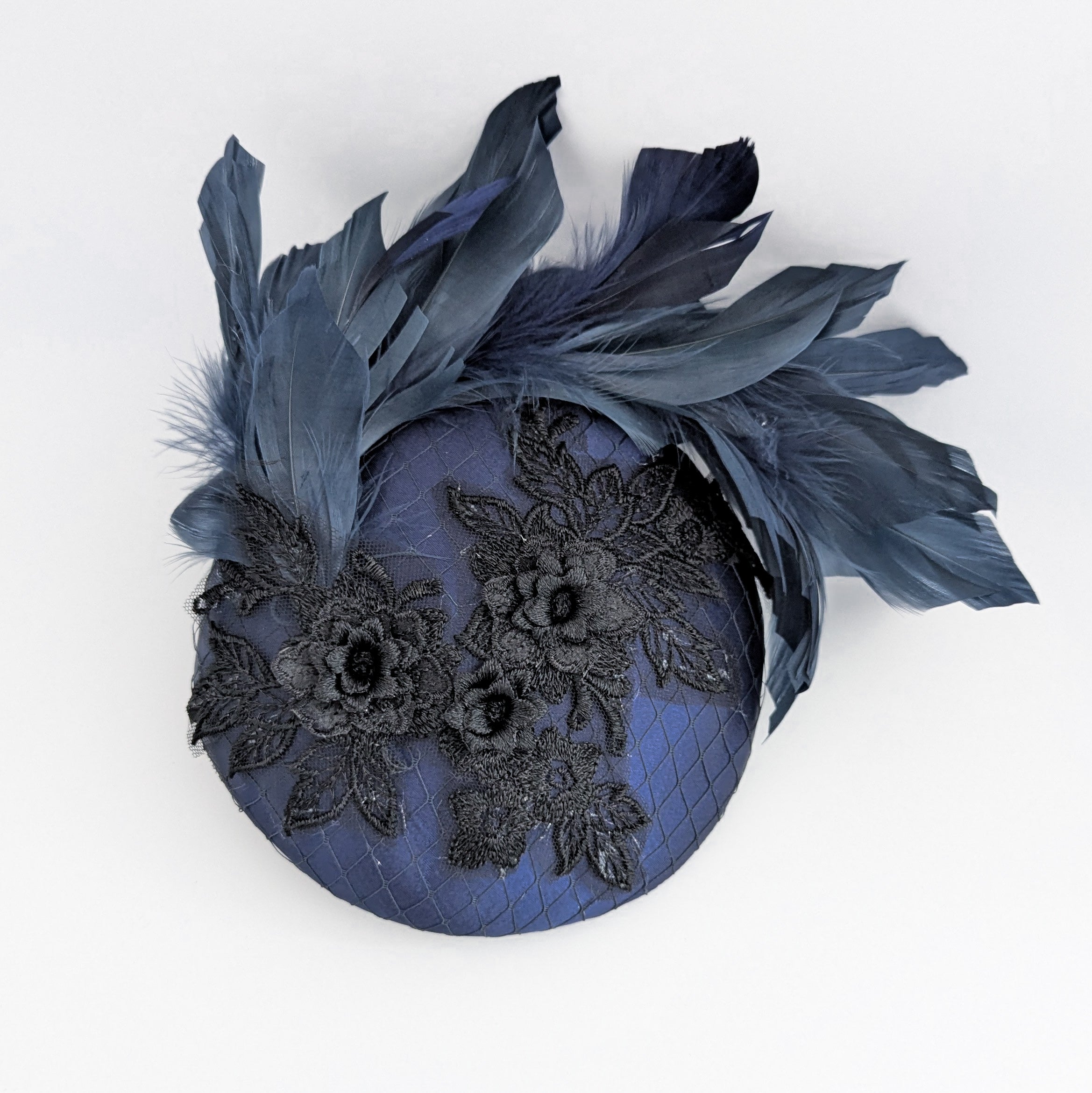 Cappello fascinator in raso di pizzo con piume blu navy
