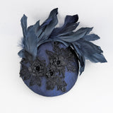 Cappello fascinator in raso di pizzo con piume blu navy