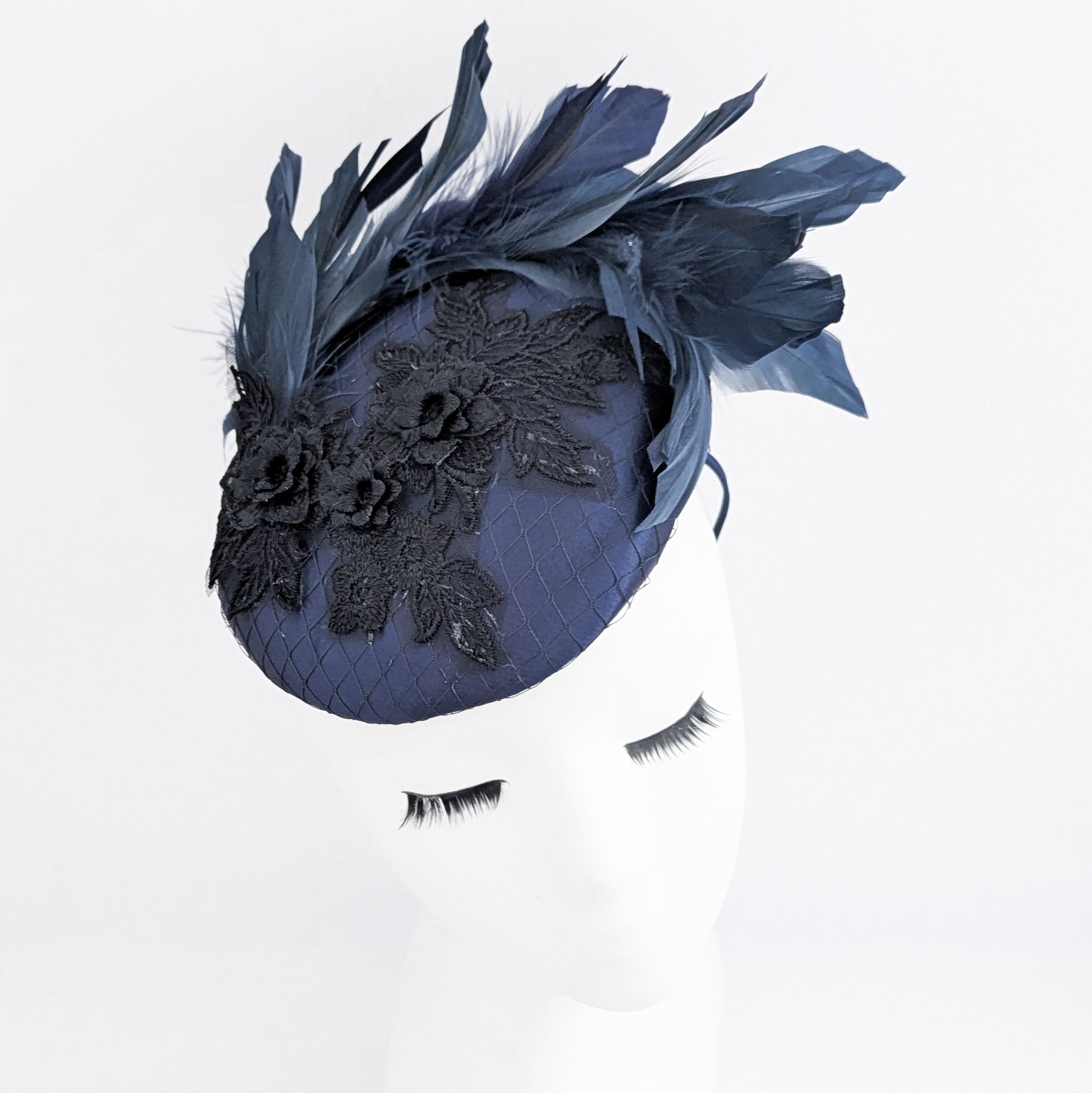 Cappello fascinator in raso di pizzo con piume blu navy