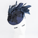 Cappello fascinator in raso di pizzo con piume blu navy