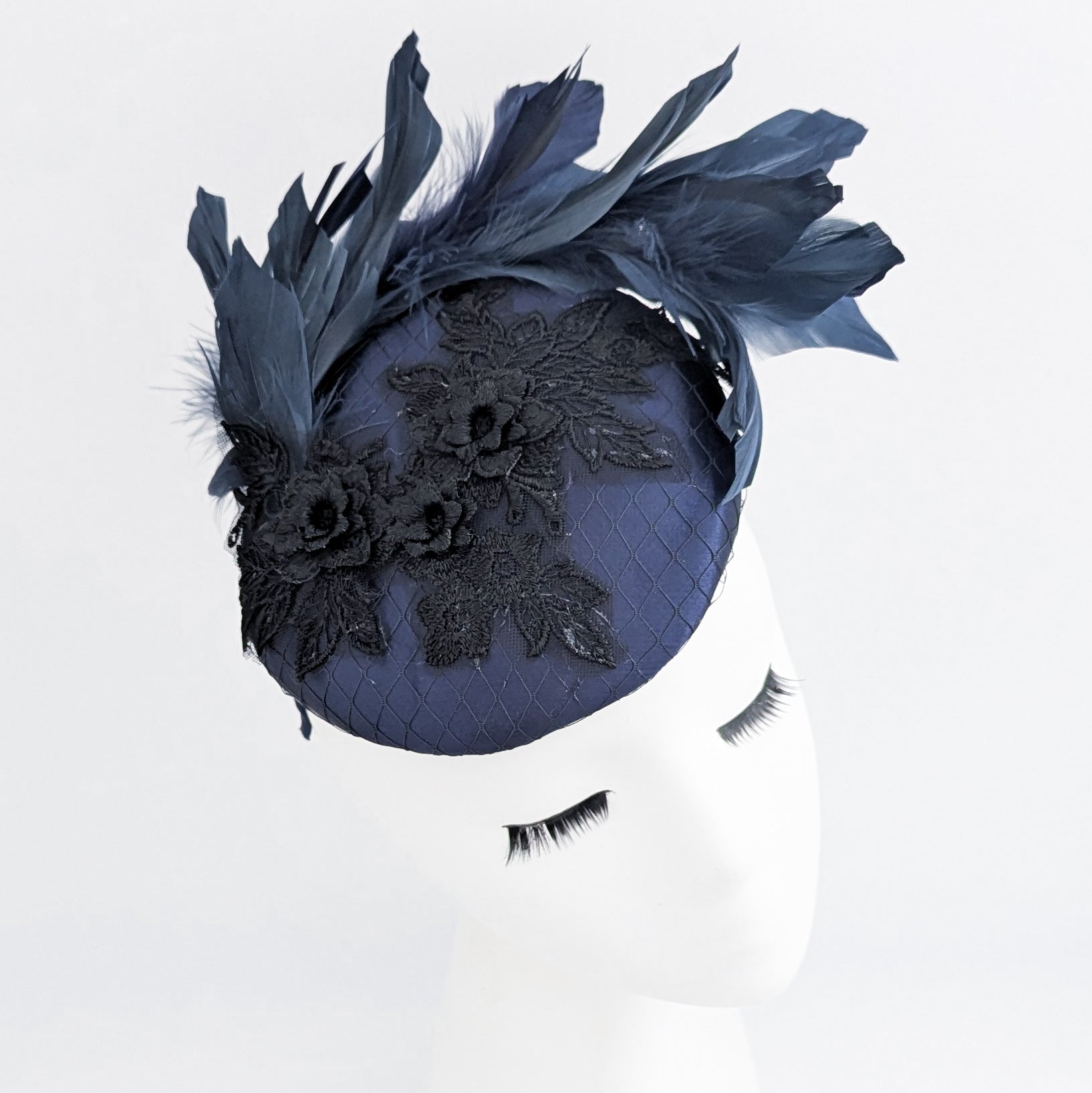 Cappello fascinator in raso di pizzo con piume blu navy