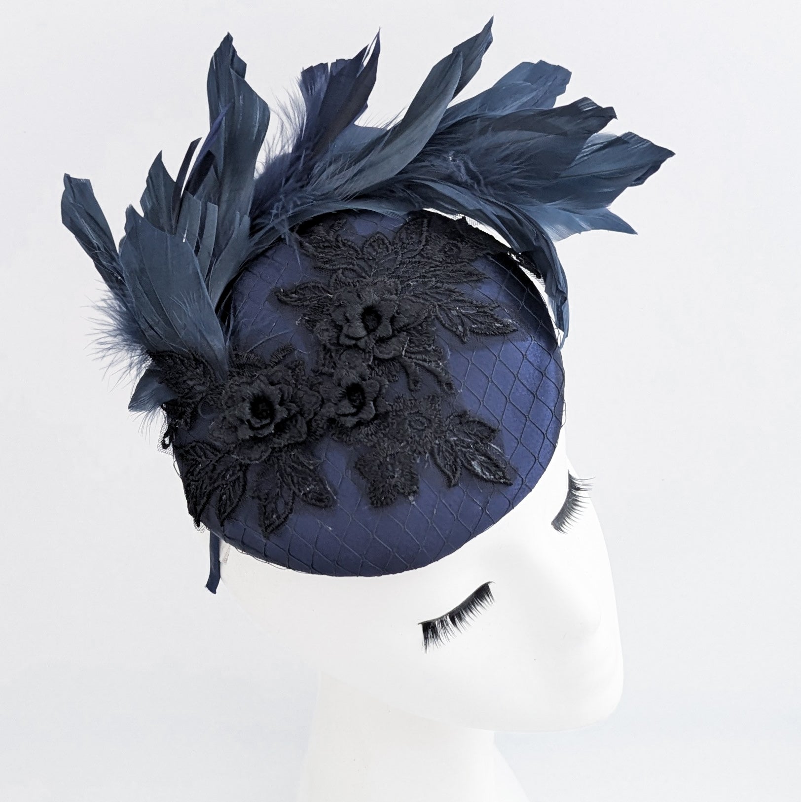 Cappello fascinator in raso di pizzo con piume blu navy