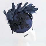 Cappello fascinator in raso di pizzo con piume blu navy
