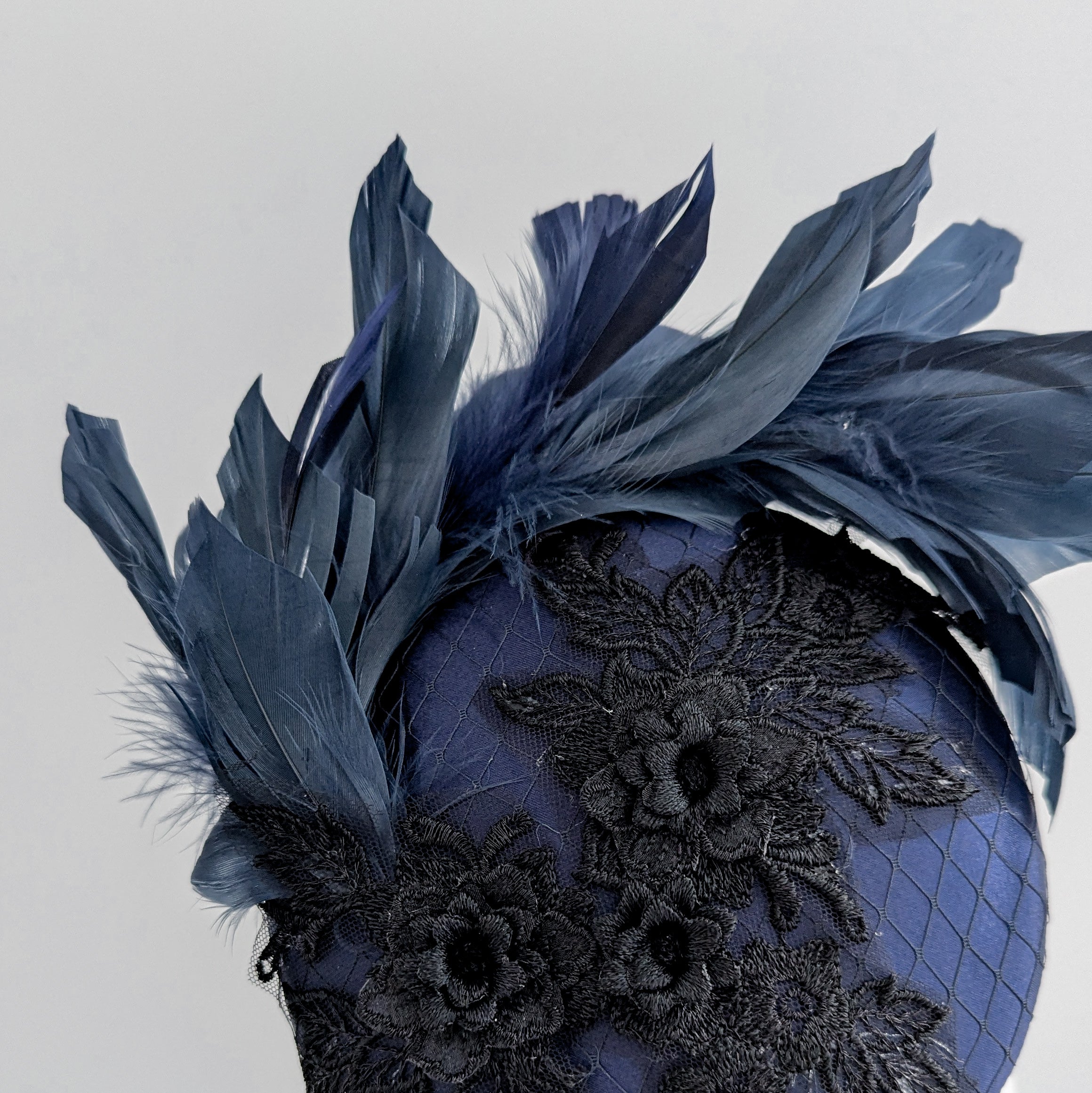 Cappello fascinator in raso di pizzo con piume blu navy