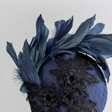 Cappello fascinator in raso di pizzo con piume blu navy
