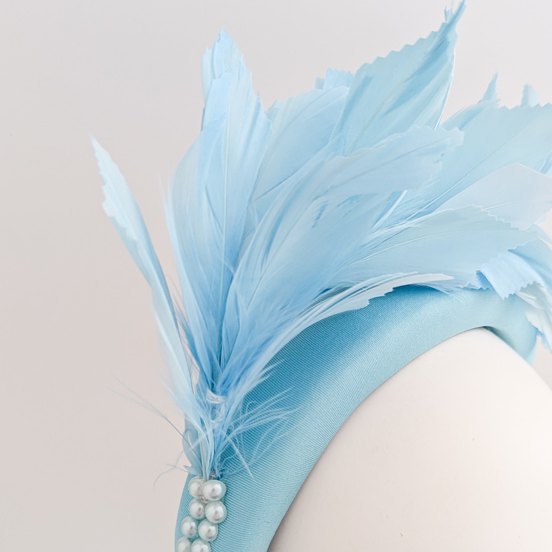 Cappello fascinator con perle di piume di corallo