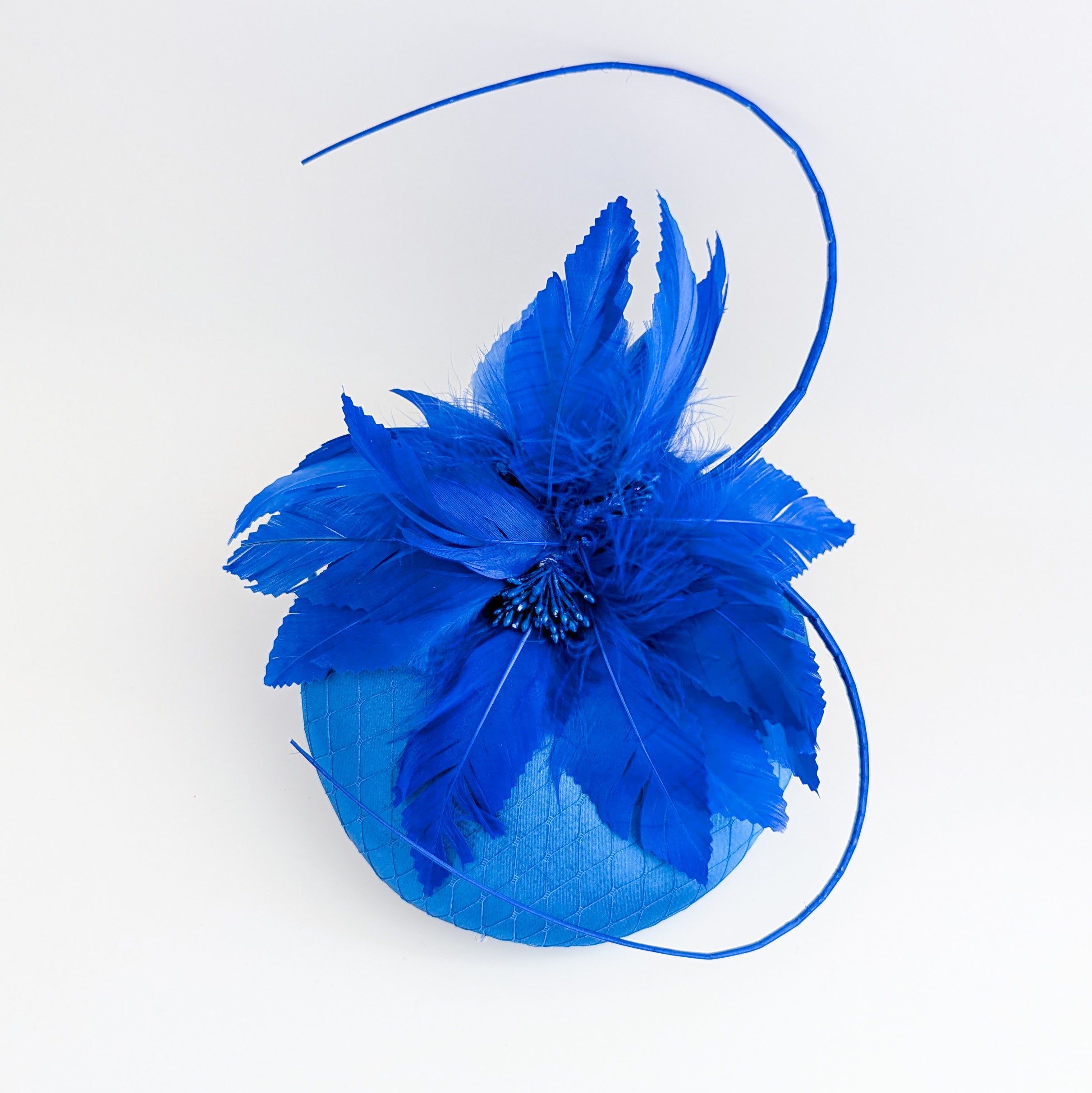 Cappello fascinator in raso di pizzo con piume blu navy