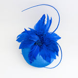 Cappello fascinator in raso di pizzo con piume blu navy