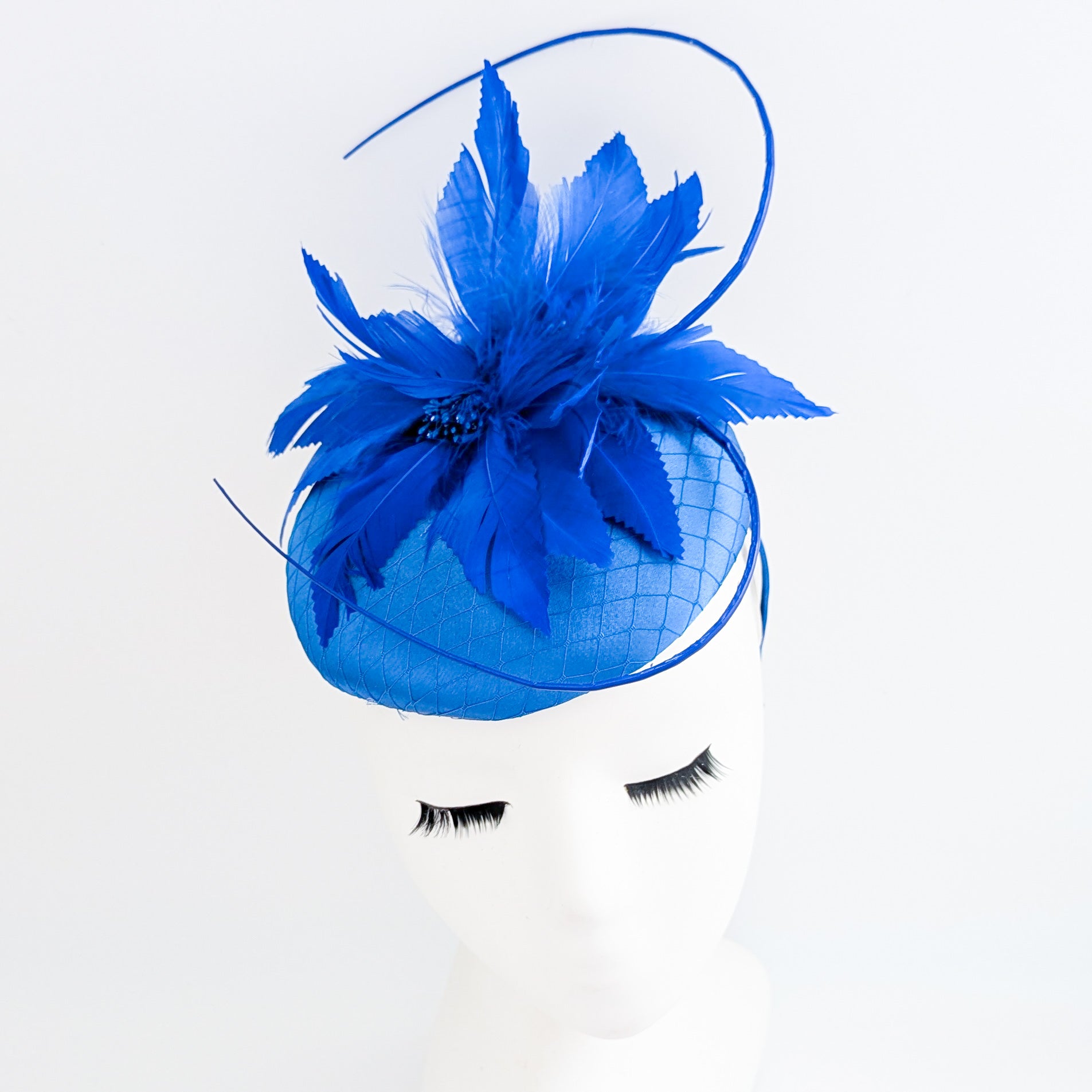 Cappello fascinator in raso di pizzo con piume blu navy