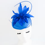 Cappello fascinator in raso di pizzo con piume blu navy