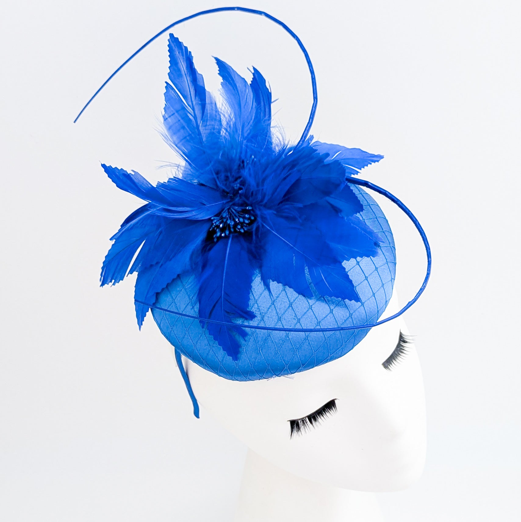 Cappello fascinator in raso di pizzo con piume blu navy