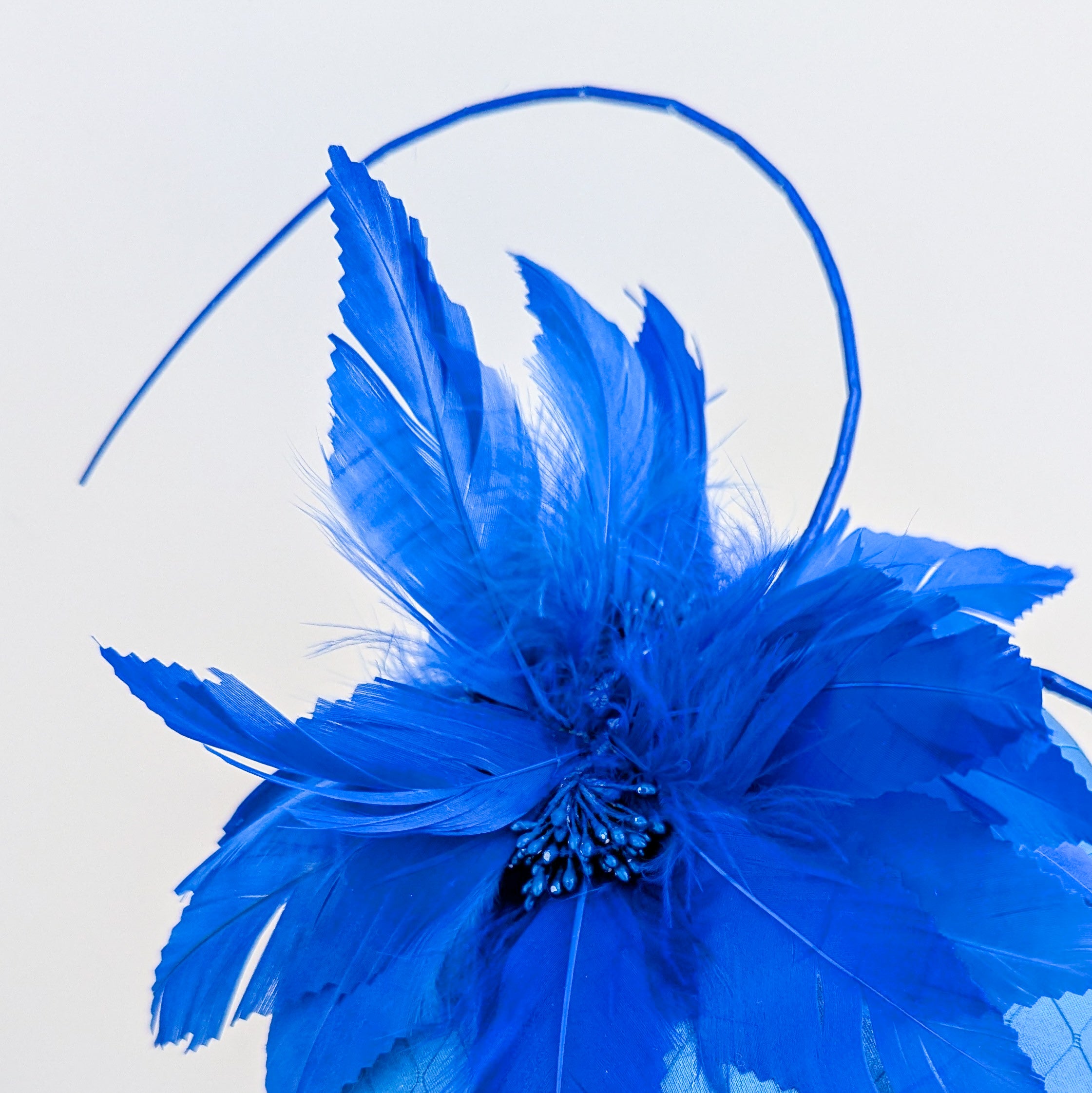 Cappello fascinator in raso di pizzo con piume blu navy