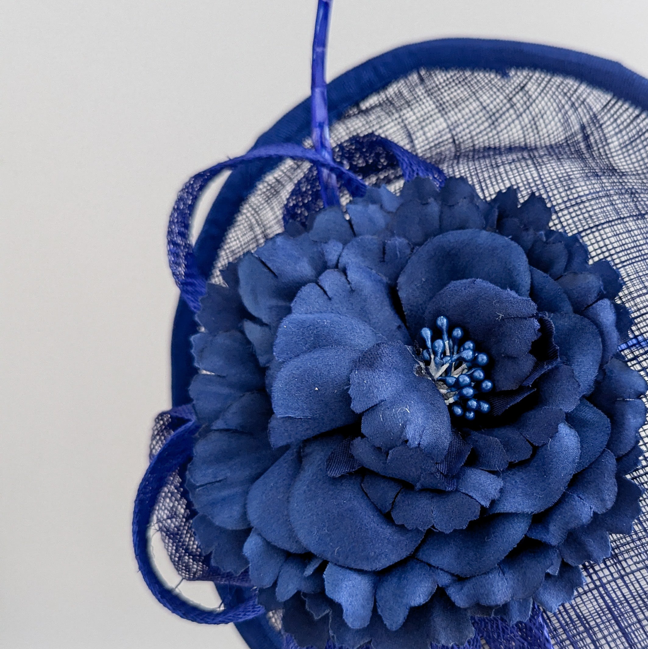 Cappello fascinator disco piattino piuma fiore blu reale
