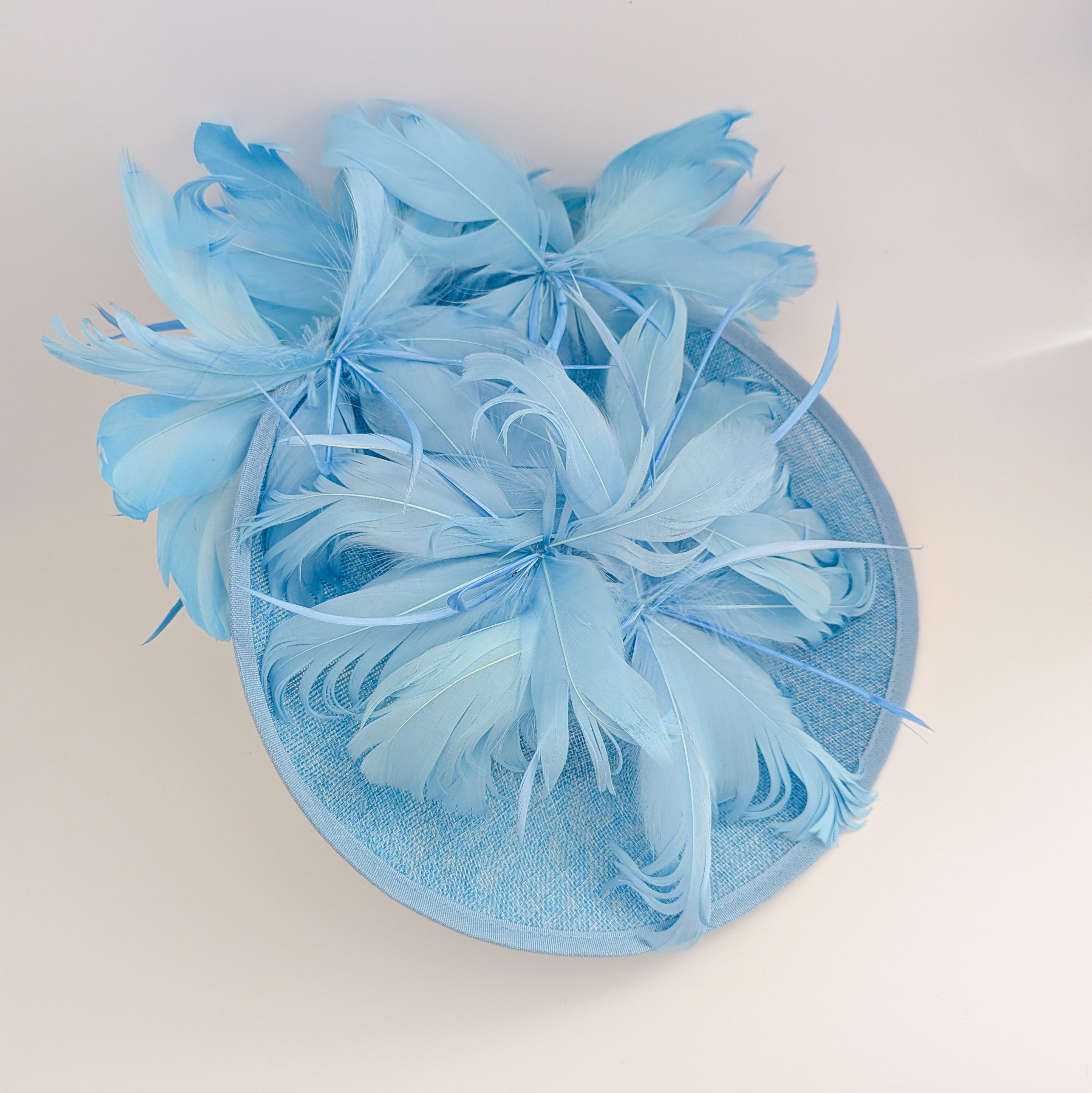 Cappello fascinator a disco con piattino in piume blu fiordaliso