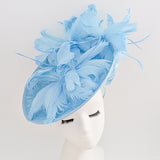 Cappello fascinator a disco con piattino in piume blu fiordaliso