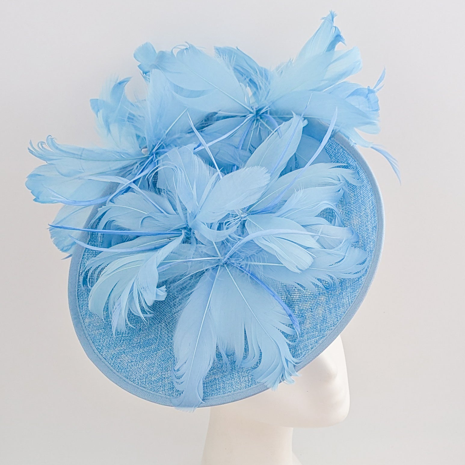 Cappello fascinator a disco con piattino in piume blu fiordaliso