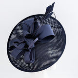 Cappello fascinator disco piatto grande in piuma grigia