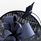 Cappello fascinator disco piatto grande in piuma grigia