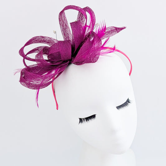 Cappello fascinator con piume di cristallo rosa magenta