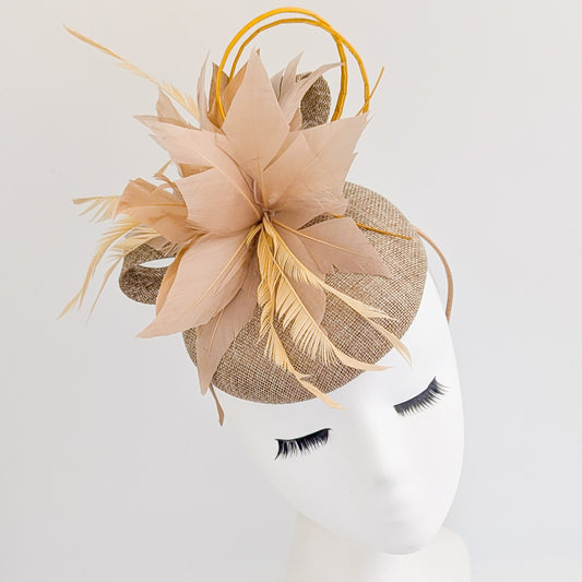 Cappello fascinator con piume di corallo
