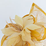 Cappello fascinator a goccia con piume rosa cipria