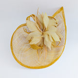 Cappello fascinator a goccia con piume rosa cipria