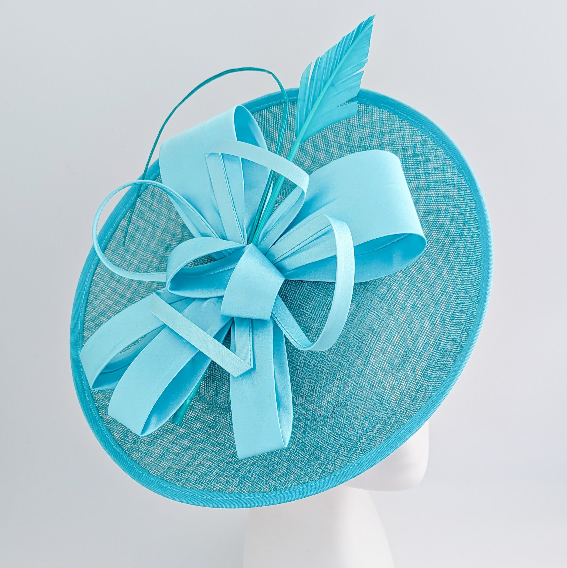 Cappello fascinator disco piatto grande in piuma grigia