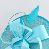 Cappello fascinator disco piatto grande in piuma grigia