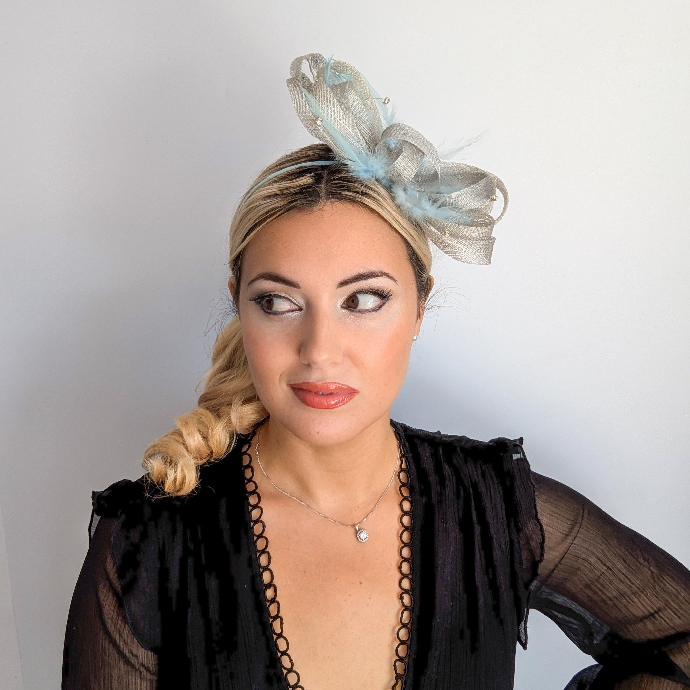 Cappello fascinator di piume di cristallo blu fiordaliso