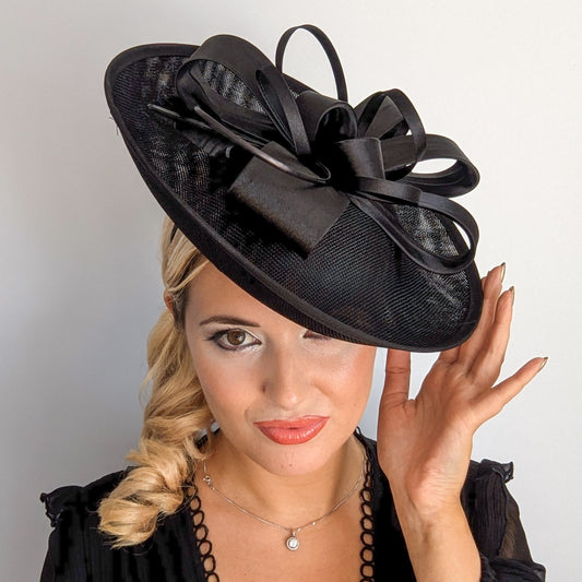 Cappello fascinator disco piatto grande in piuma grigia