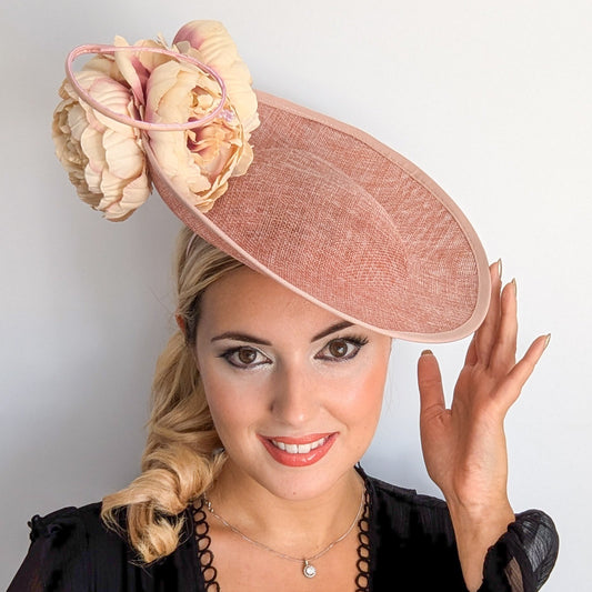 Cappello bianco con fascinator a disco con piattino a fiori grandi