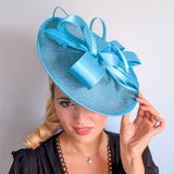 Cappello fascinator disco piatto grande in piuma grigia