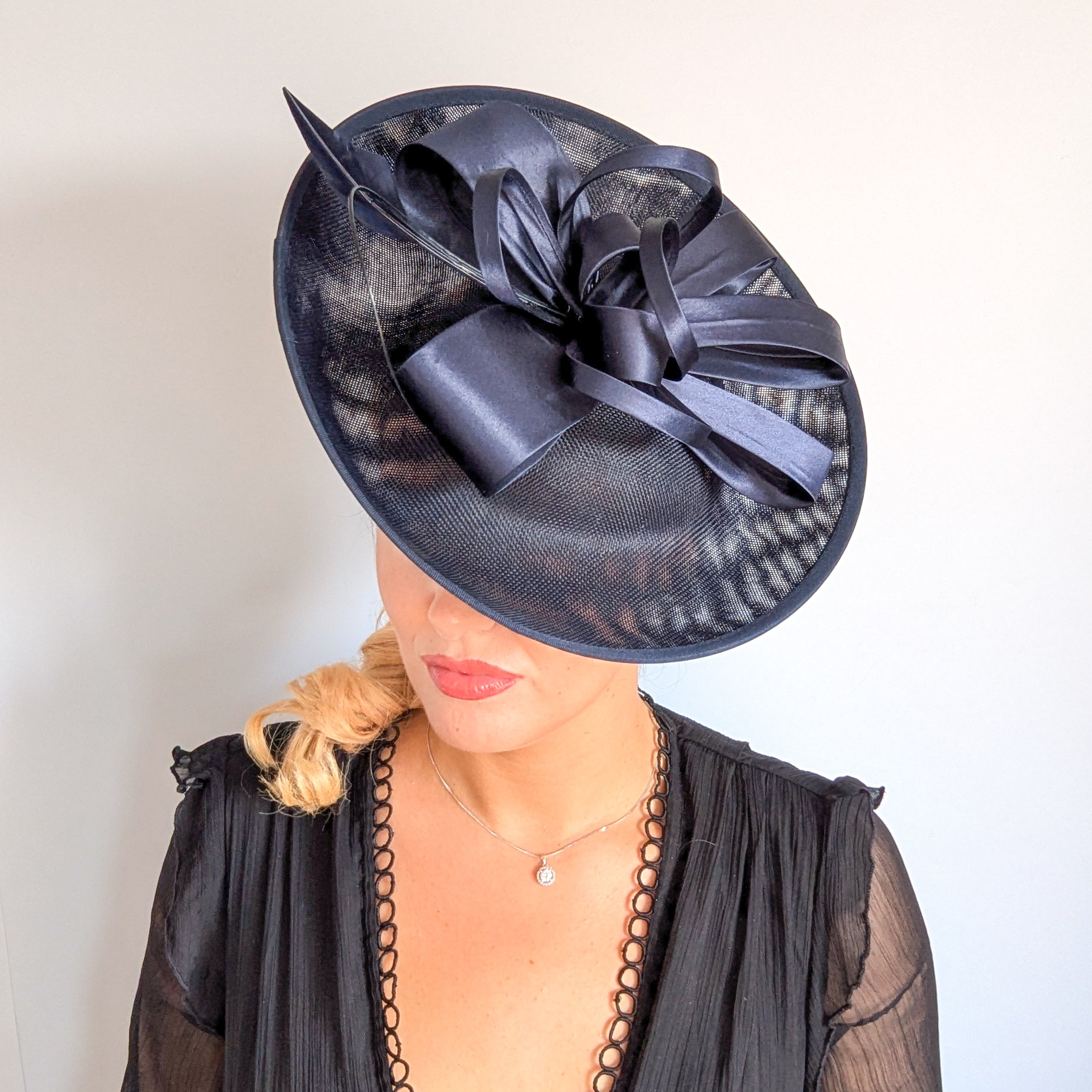 Cappello fascinator disco piatto grande in piuma grigia